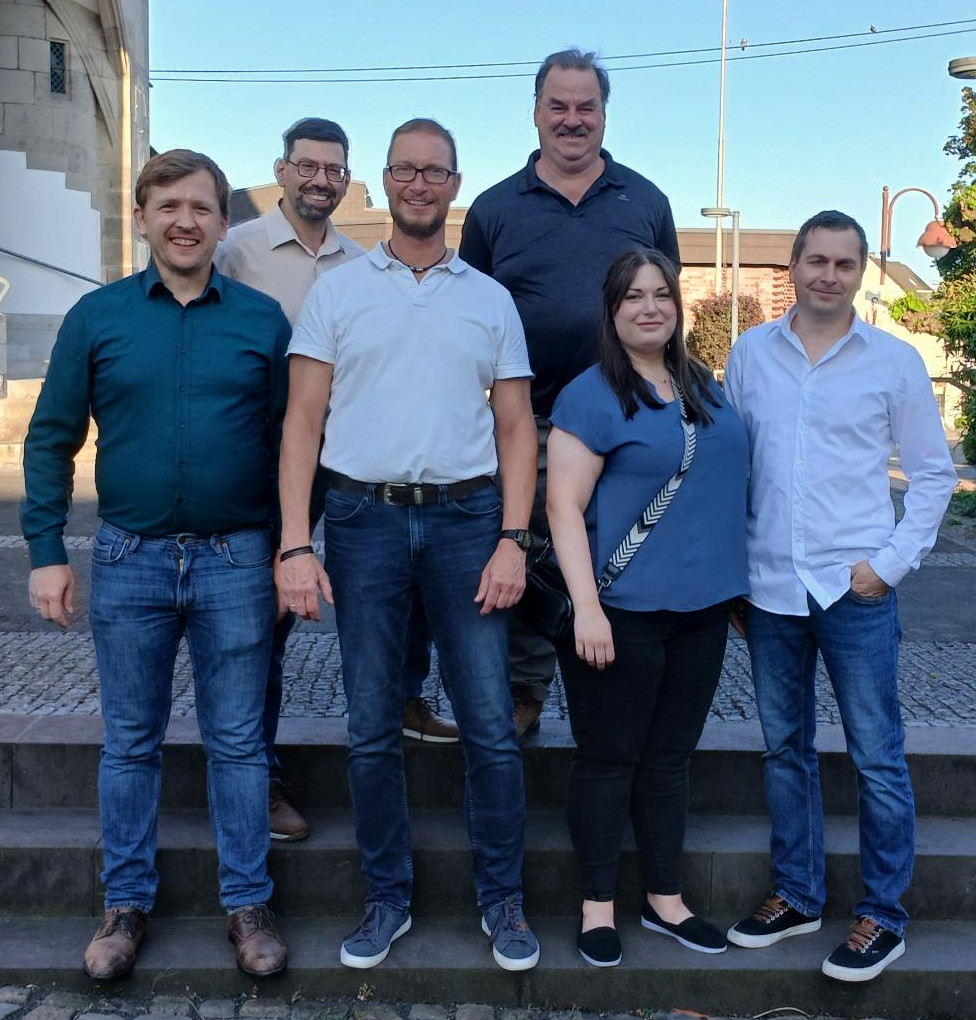 Das Fraktionsteam im Gemeinderat vor dem Gemeindezentrum