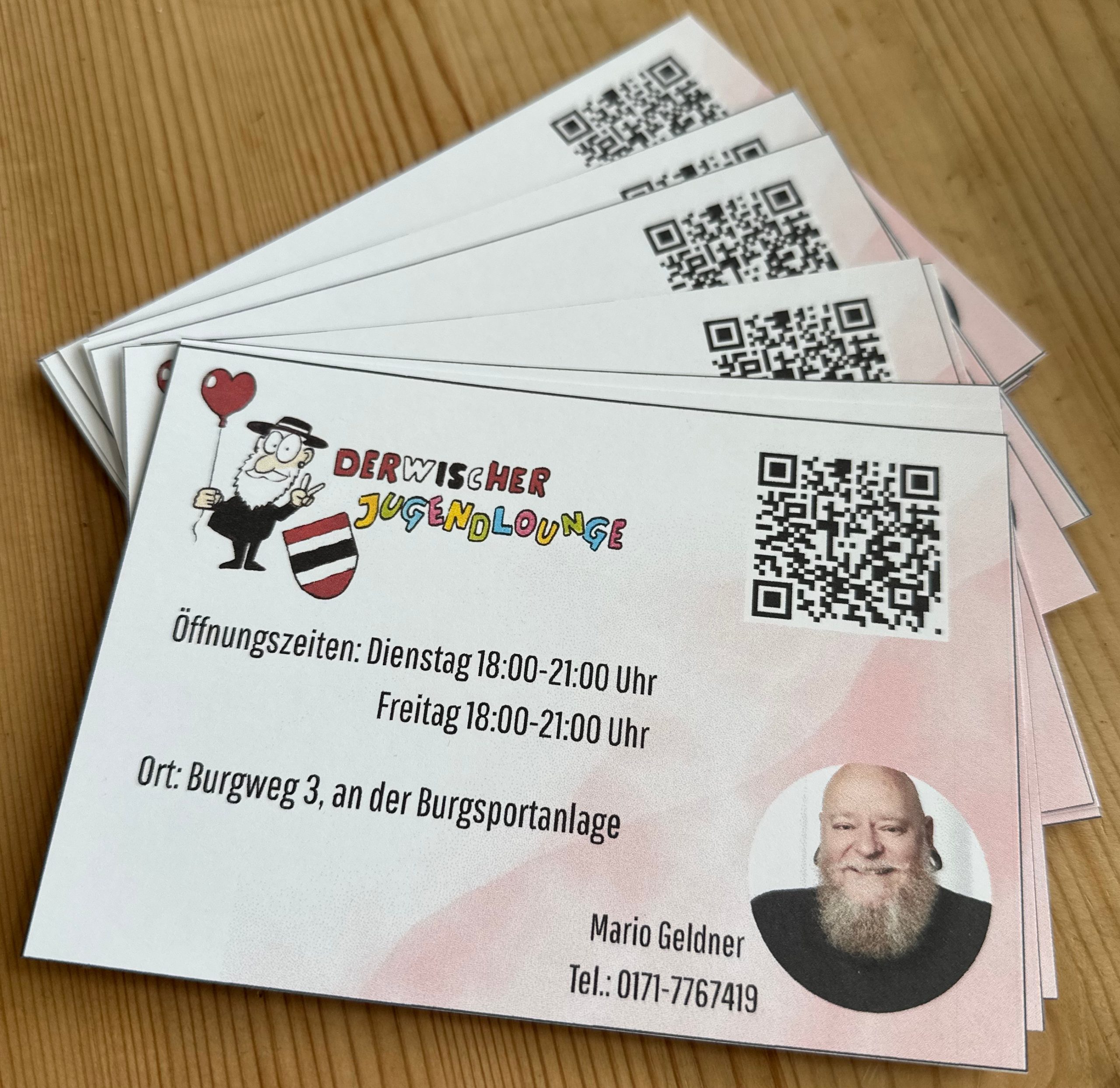 Flyer der Jugendlounge liegen auf einem Tisch