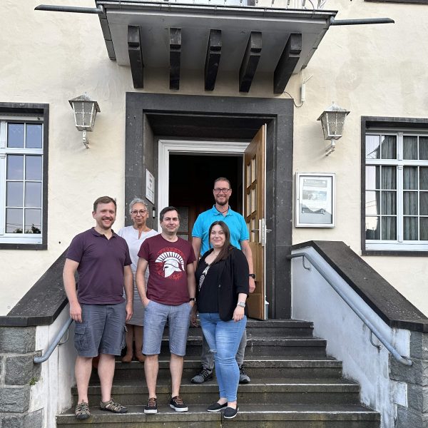 Gruppenfoto Gemeinsam für Dernbach vor dem Rathaus nach der Ratssitzung