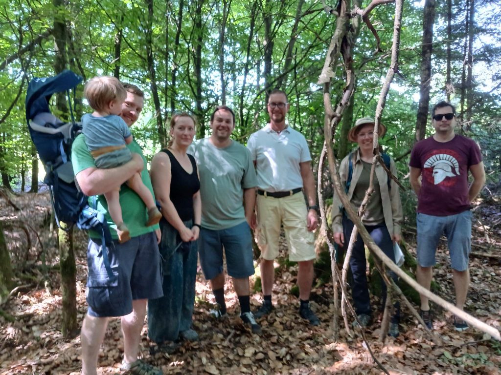 Försterin erklärt Teilnehmenden einen Durchforstungsbereich im Wald