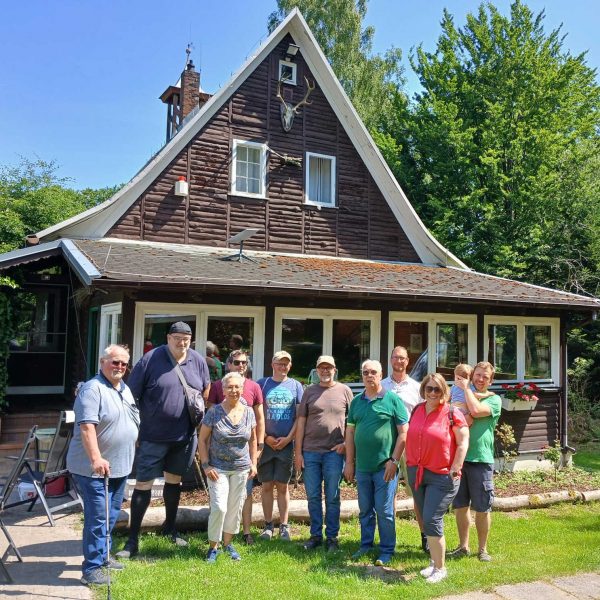 Gruppe von Teilnehmenden aus Dernbach vor dem Jagdhaus Kehrwieder