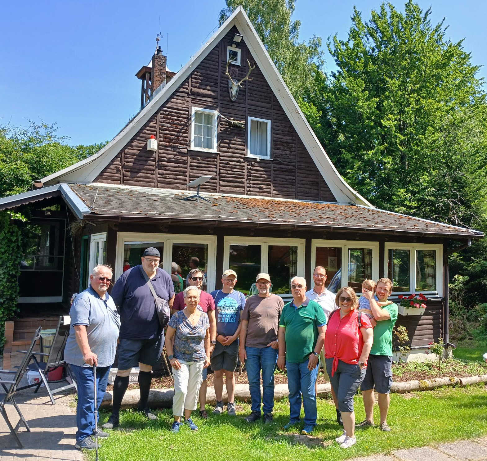 Gruppe von Teilnehmenden aus Dernbach vor dem Jagdhaus Kehrwieder