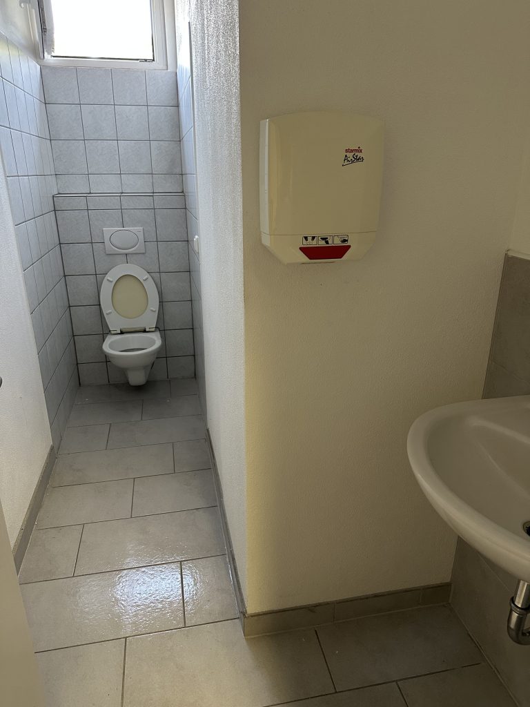 Sauberer und aufgeräumter Toilettenraum