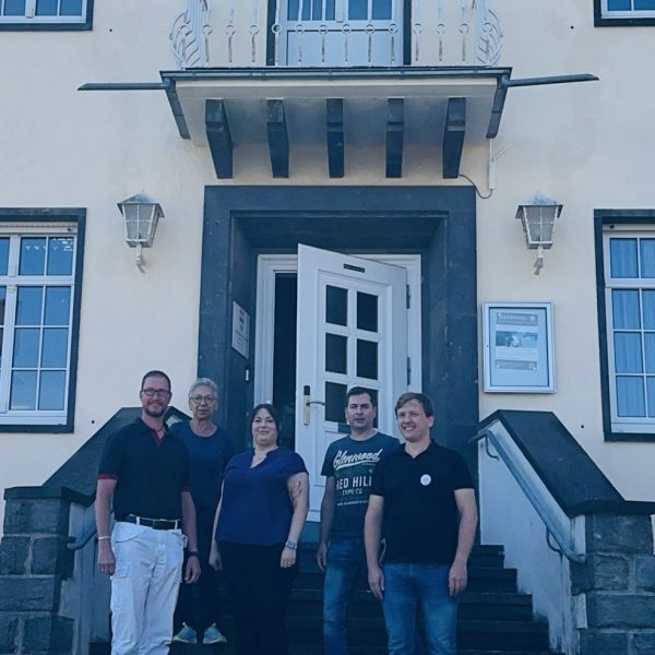 Gruppenfoto Gemeinsam für Dernbach vor dem Rathaus nach der offenen Fraktionssitzung